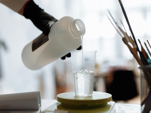 L'applicazione di 2-imidazolidinone nella produzione di plastica